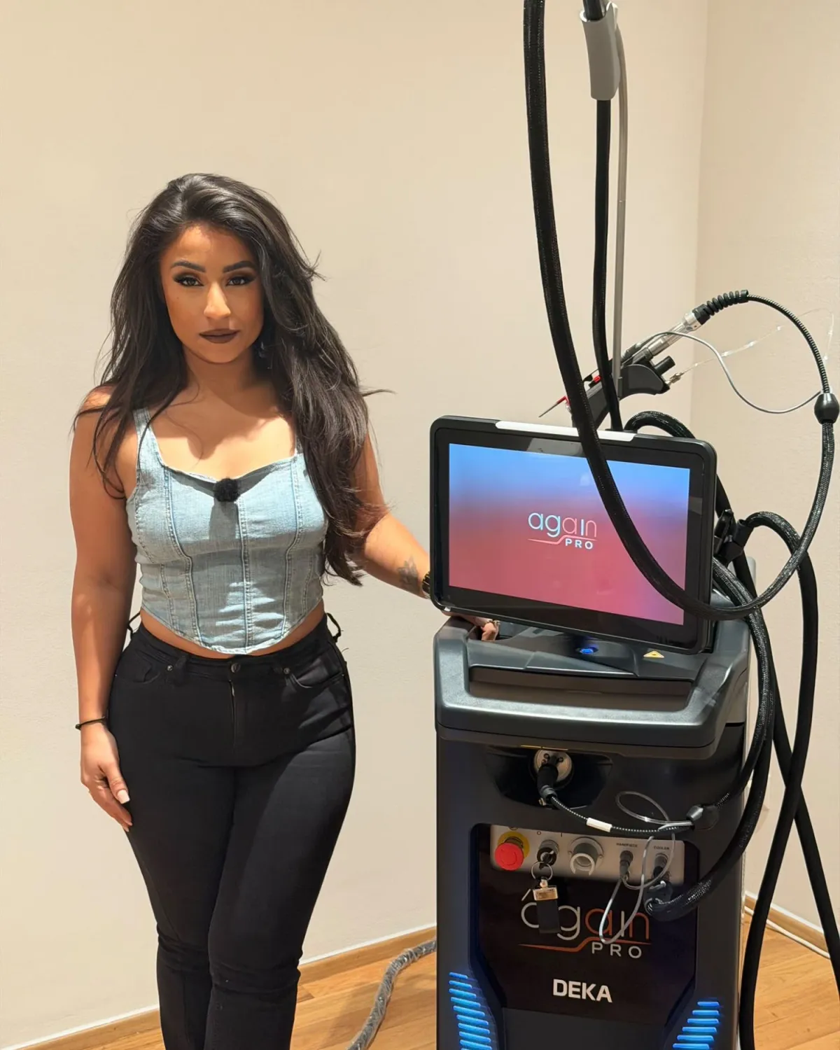 Huda Ibrahim neben dem Lasergerät DEKA Again im Behandlungsraum